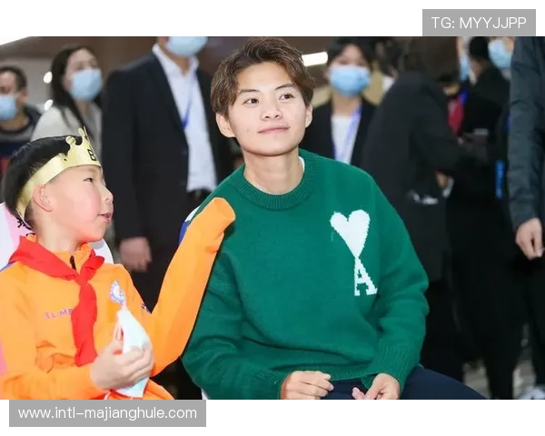 小球迷举牌致敬王霜，主场氛围温暖寒冬