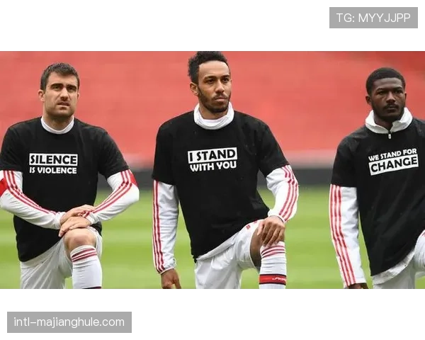 特写:英超俱乐部联合倡议,发起“足球反对歧视”主题月活动